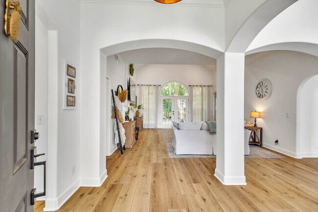 Building Photo - Gorgeously Updated 4 Bed/3.5 Bath in Tranq...