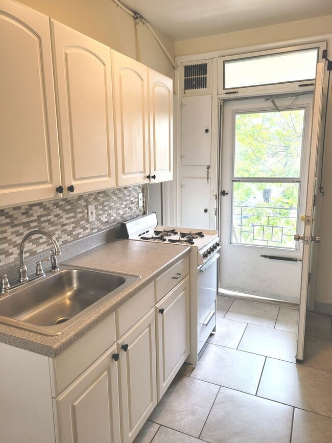 Interior Photo - 1026 E Lyon St