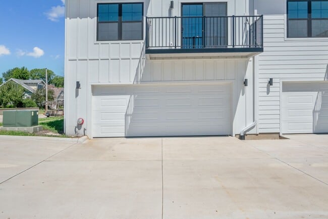 Building Photo - Clear Lake Condos