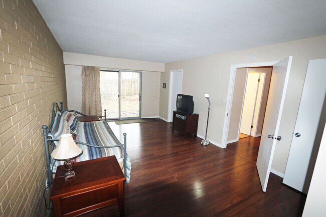 Foto del edificio - 2727 S Lakeshore Dr
