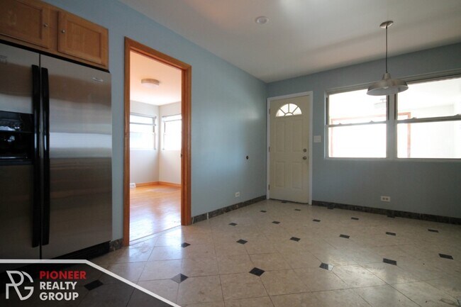 Foto del edificio - 1835 W Berteau Ave