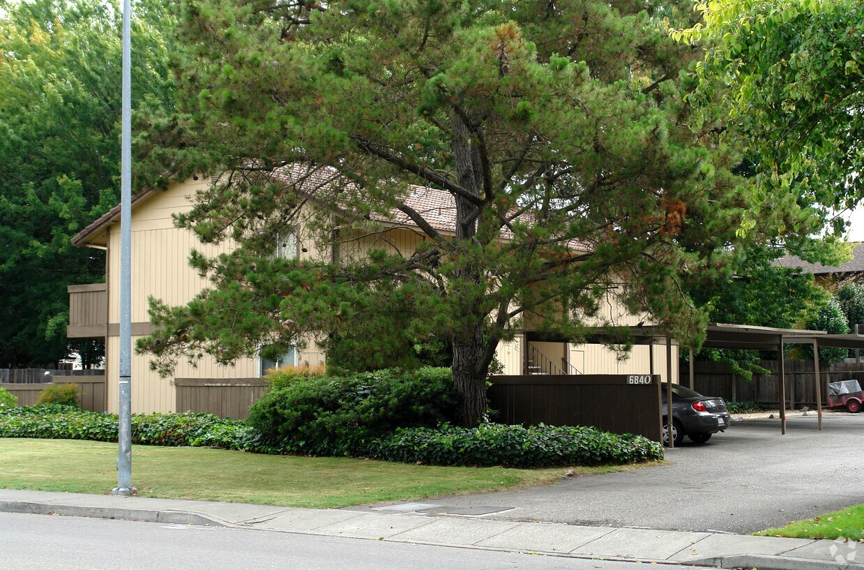 Building Photo - 6840 Country Club Dr