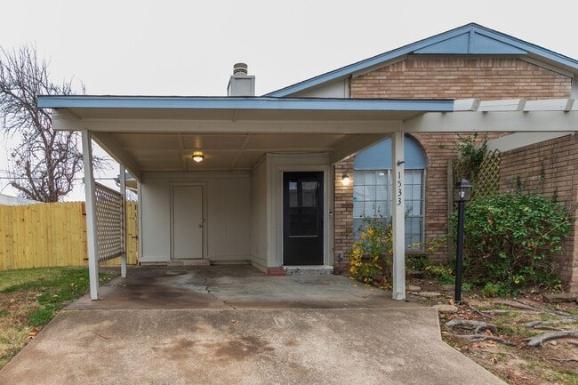 Building Photo - 2 Bed | 1.5 Bath East Tulsa with Spacious Back yard!
