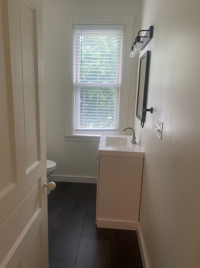 Building Photo - Must see 2 Bed 1 Bath apartment in Bellevue