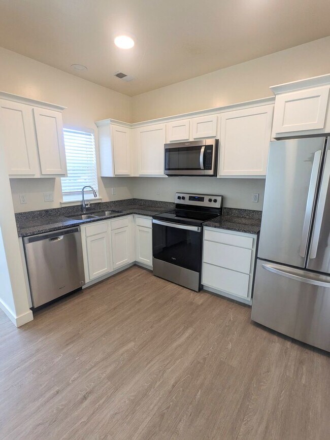 Foto del edificio - Move In This June! 2 Weeks Rent Free – 3 B...