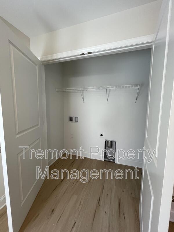 Building Photo - 2405 Harley Street