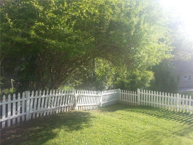 Foto del edificio - 15 Roseway Cir