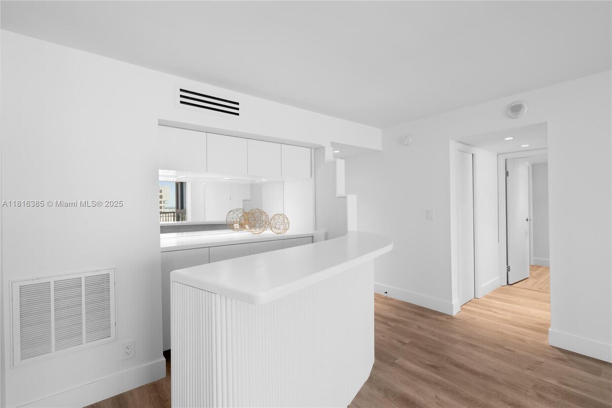 Foto principal - 2655 Collins Ave