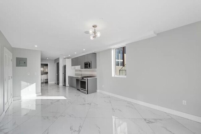 Foto del edificio - 977 Manhattan Ave