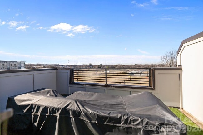 Building Photo - 1925 Dunavant St