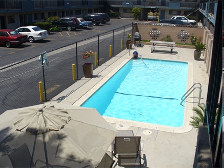 Piscina - 13921 Normandie Ave.