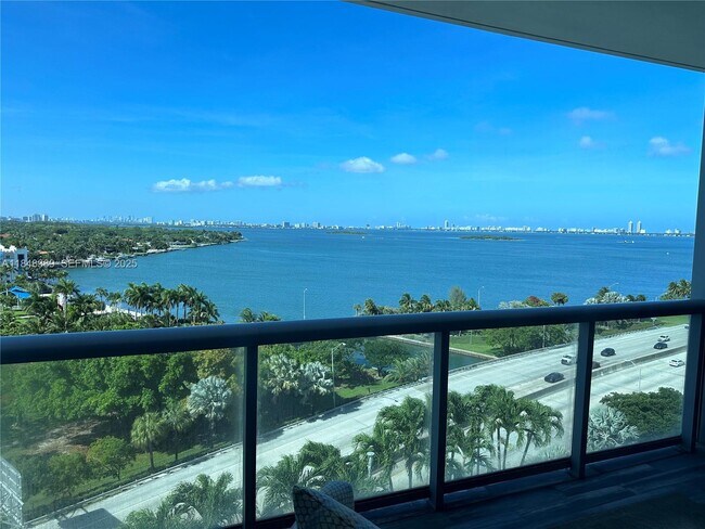 Foto del edificio - 601 NE 36th St