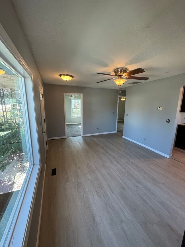 Building Photo - 3 bedroom/2 bath house