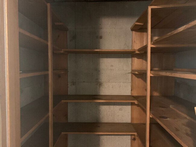 Building Photo - 716-4