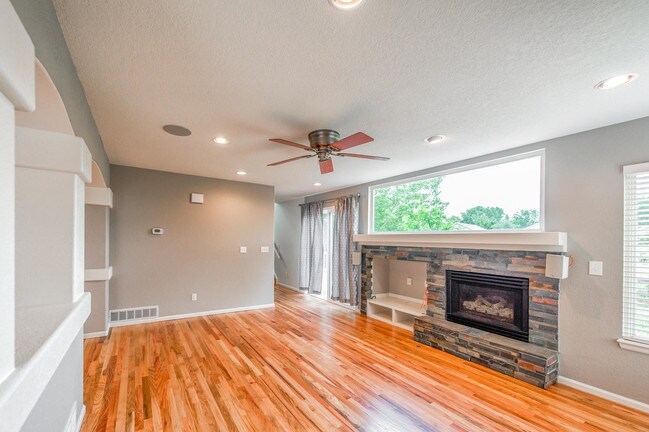 Building Photo - 1135 W Briarhollow Way