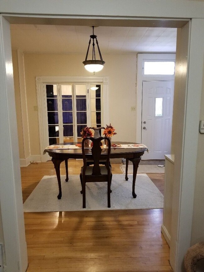 Foto del edificio - Two story home for rent.