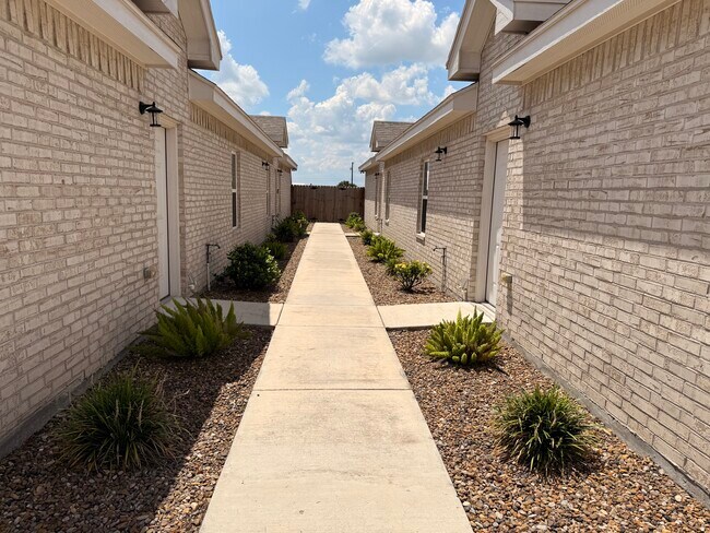 Building Photo - 5905 Nightingale