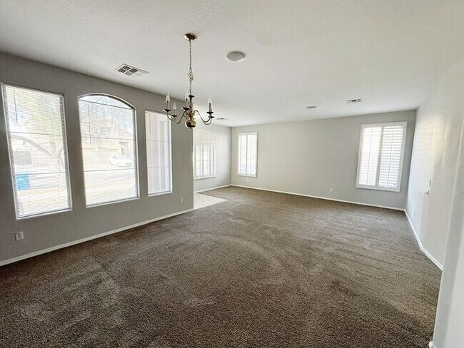 Foto del edificio - Single-level 4 bed, 2 bath home with tandem 3-car garage and RV gate.