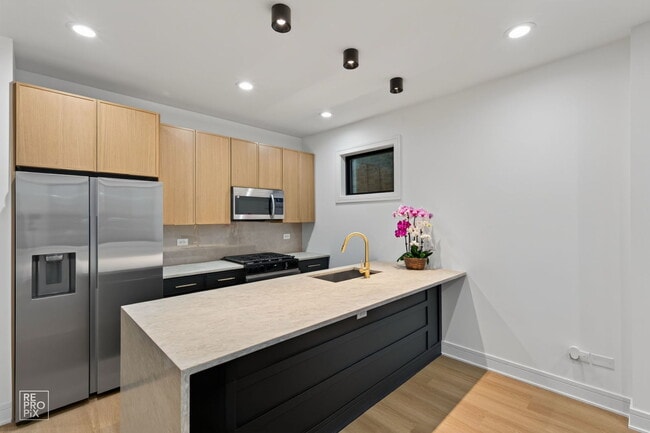 Building Photo - 2327 S Homan Ave