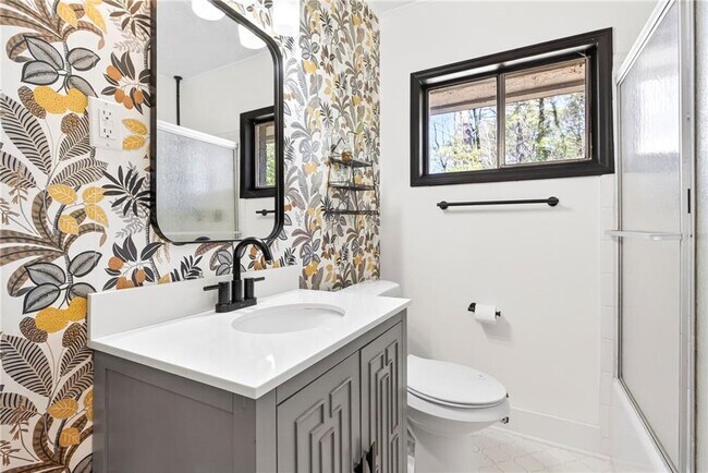 Building Photo - 3006 Hollywood Dr