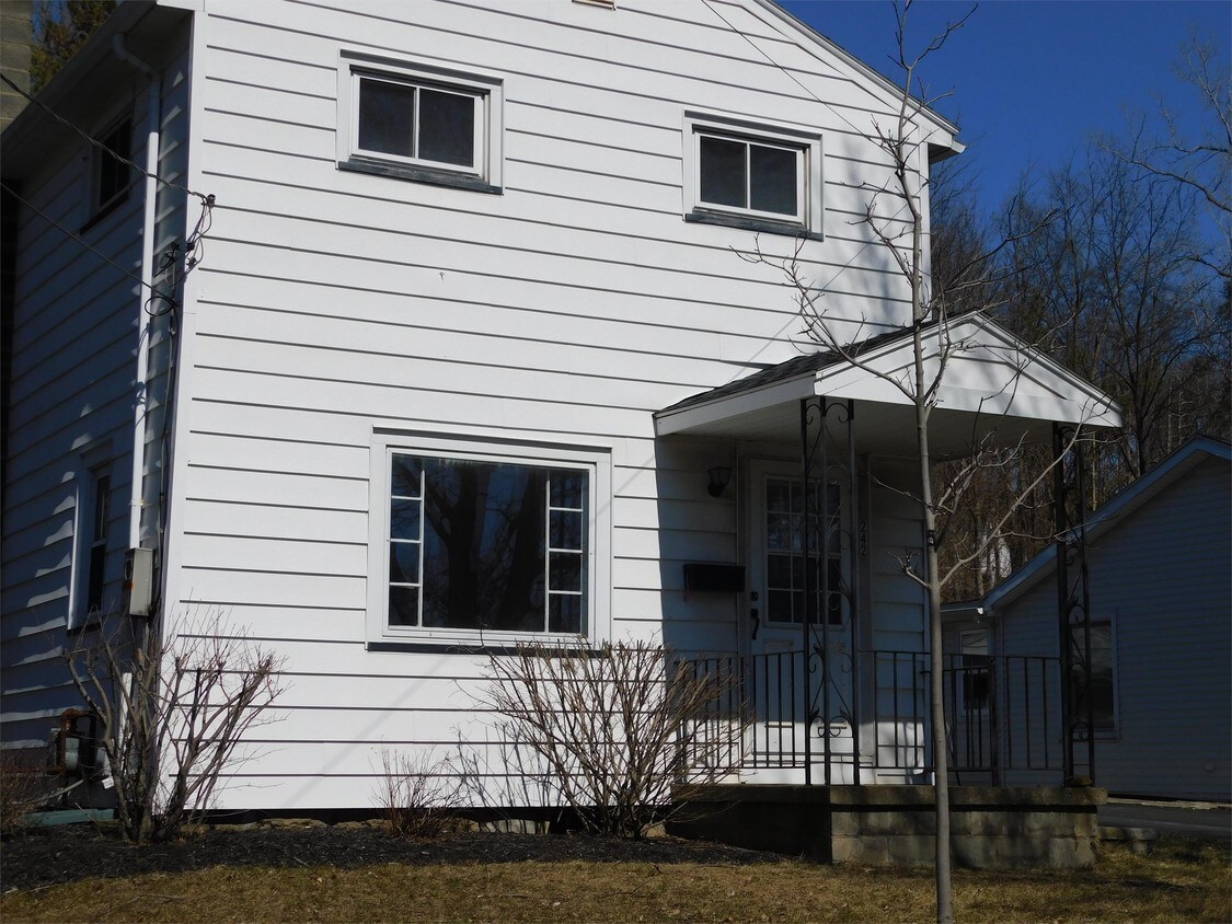 Primary Photo - 242 W Main St