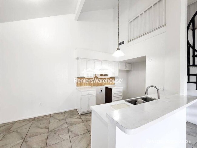 Building Photo - Renovated 3 bedroom, 2 bath townhome avail...