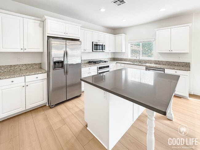 Building Photo - Beautiful 5Bd/3.5Ba Home in Cul-de-Sac in Riverside w/new Turf Back Yard and New Carpet!