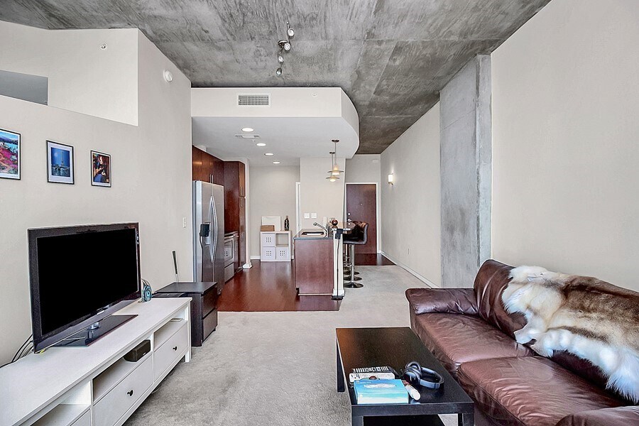 Building Photo - The Avenue Condominium For Rent