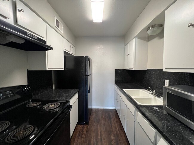 Foto del edificio - MOVE IN SPECIAL Studio Apartment AVAILABLE...