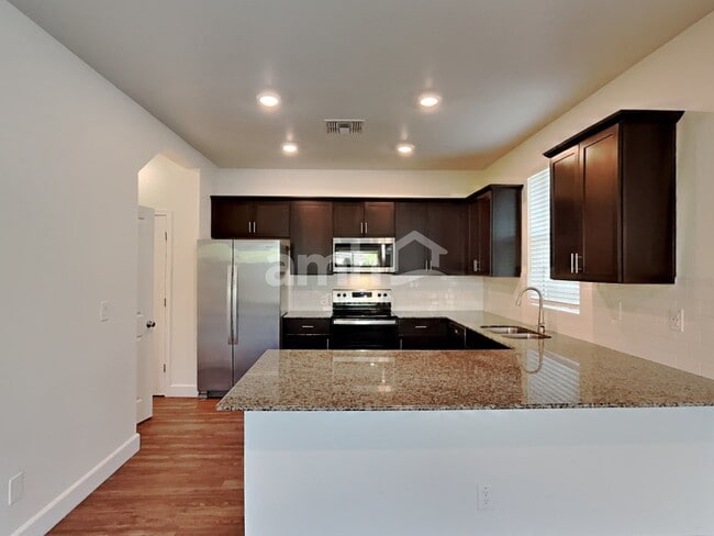 Building Photo - 647 W Hackamore Ave