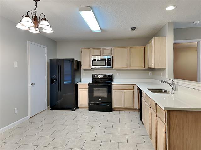 Building Photo - 2732 Cresthaven Dr