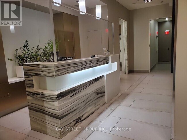 Building Photo - 400 Wellington St W