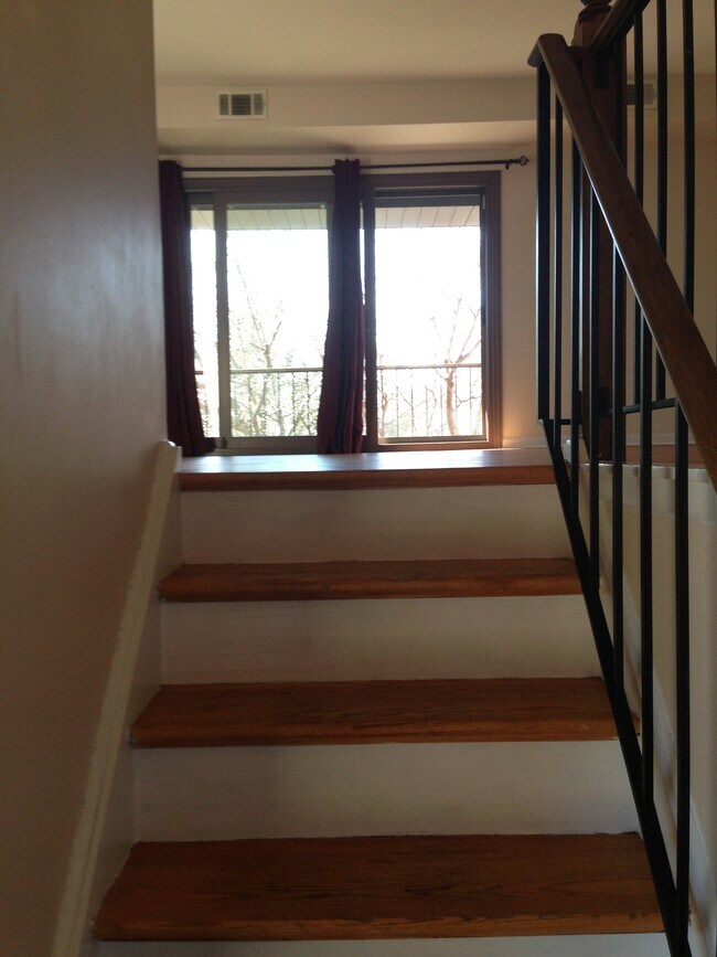 Building Photo - 66 Ridgeview St