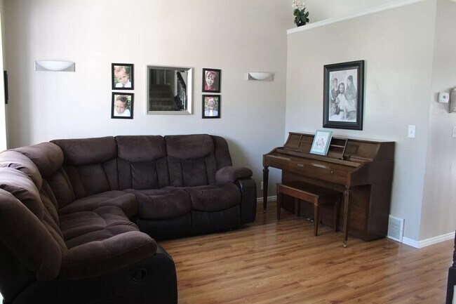 Building Photo - Must See!! 4 bedrooms 2 baths house in Lay...