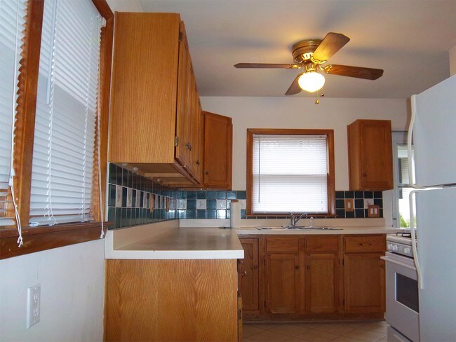 Building Photo - 124 Oak Dr