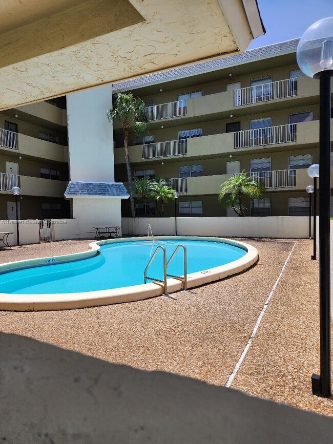 Foto del edificio - 3120 N Pine Island Rd