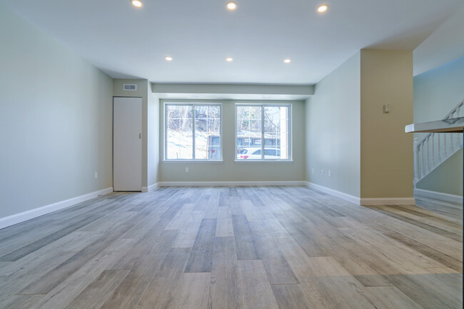 Building Photo - Townhouses at 889 Chestnut Crescent