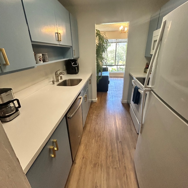 Building Photo - 410 N Civic Dr