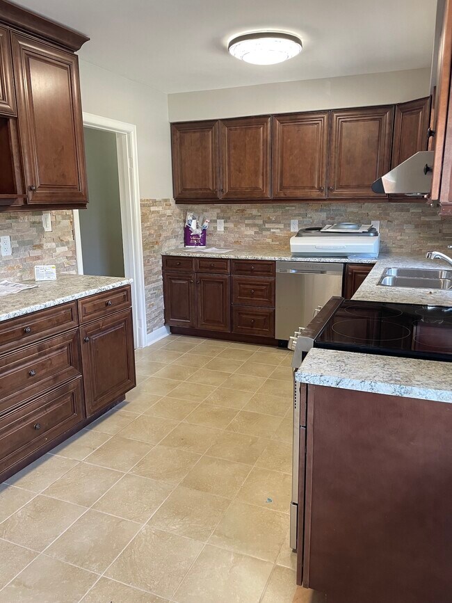 Photo du bâtiment - Spacious 3 Bedroom on East Mountain