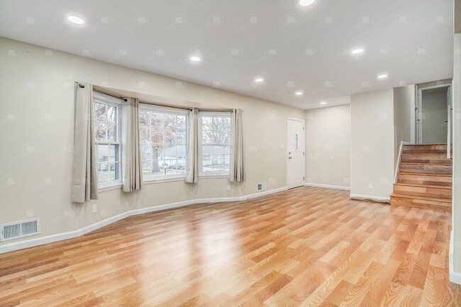 Foto del edificio - Move in mid-April