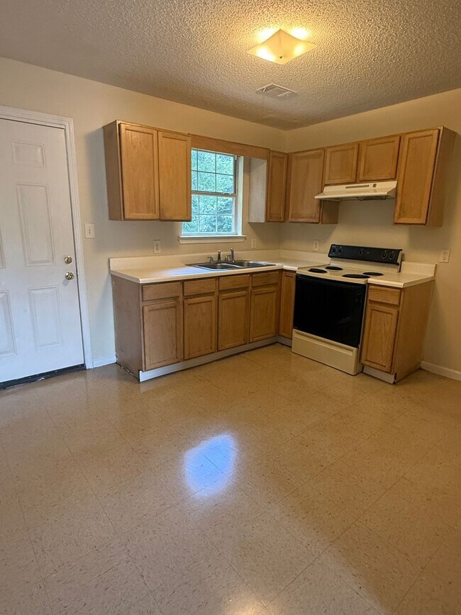 Foto del edificio - 8135-8135 Carlton Trail NW