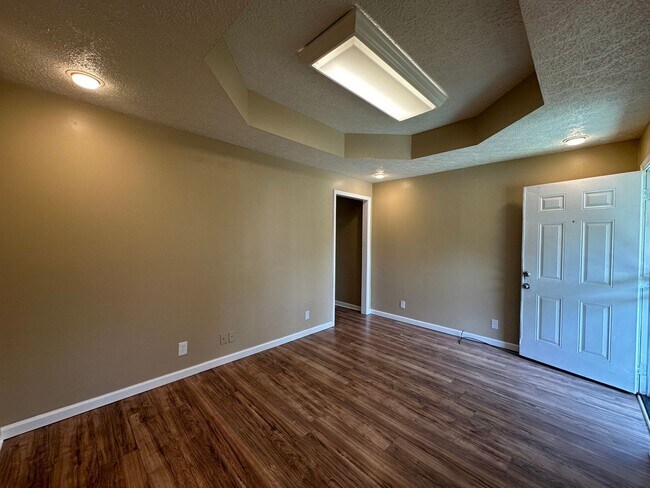 Building Photo - 2125 Dumesnil St