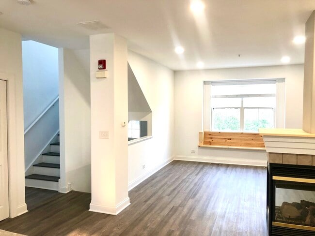 Building Photo - 164 Rosehall Dr