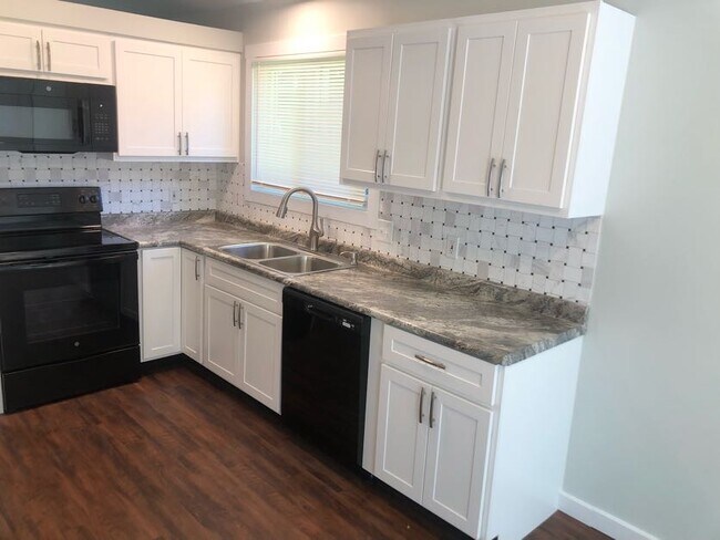 Building Photo - 1529 Brittany Cv