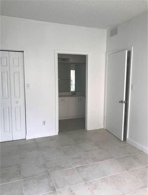 Building Photo - 822 Cypress Park Way