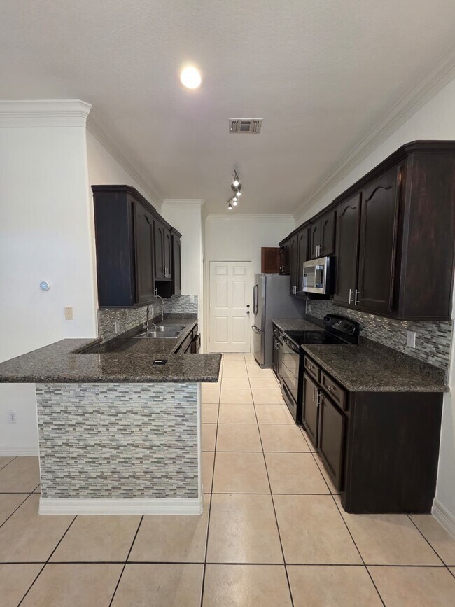 Building Photo - 16020 Fountainview Dr