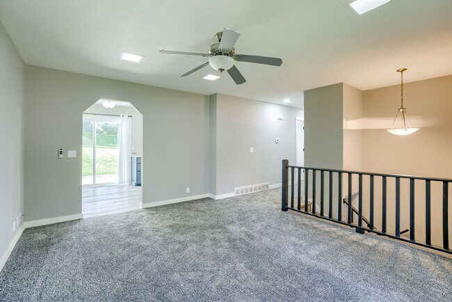 Foto del edificio - Centrally Located 3 Bedroom with Finished ...