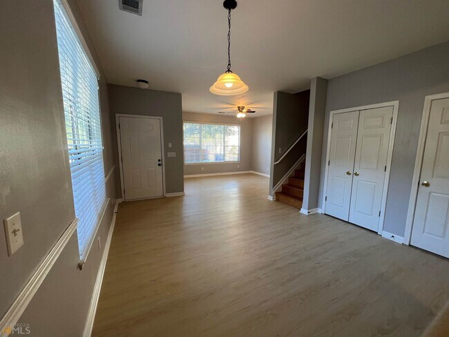 Building Photo - 523 Rosewood Ln