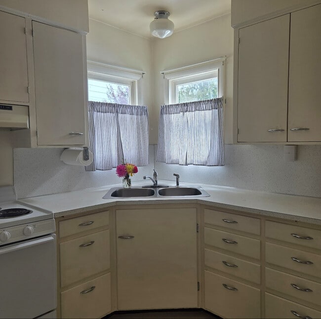 Building Photo - 2120 Laurel St