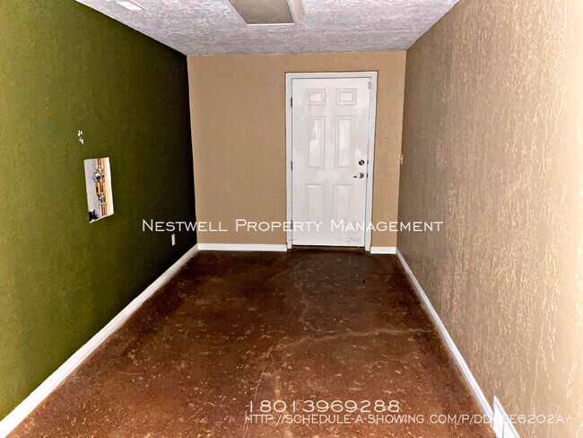 Foto del edificio - Great Open Basement Office Space Available!